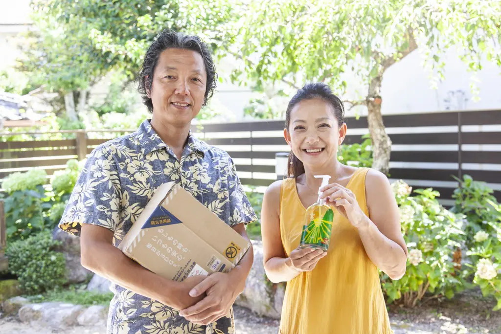 hinata洗剤とオリジナルガラスボトルを持つ笑顔のhinata夫婦の様子