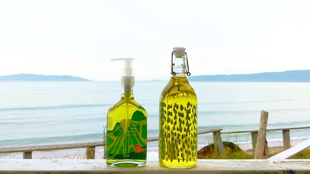 海をバックにした2本のガラスボトル入伊都の国洗剤hinata