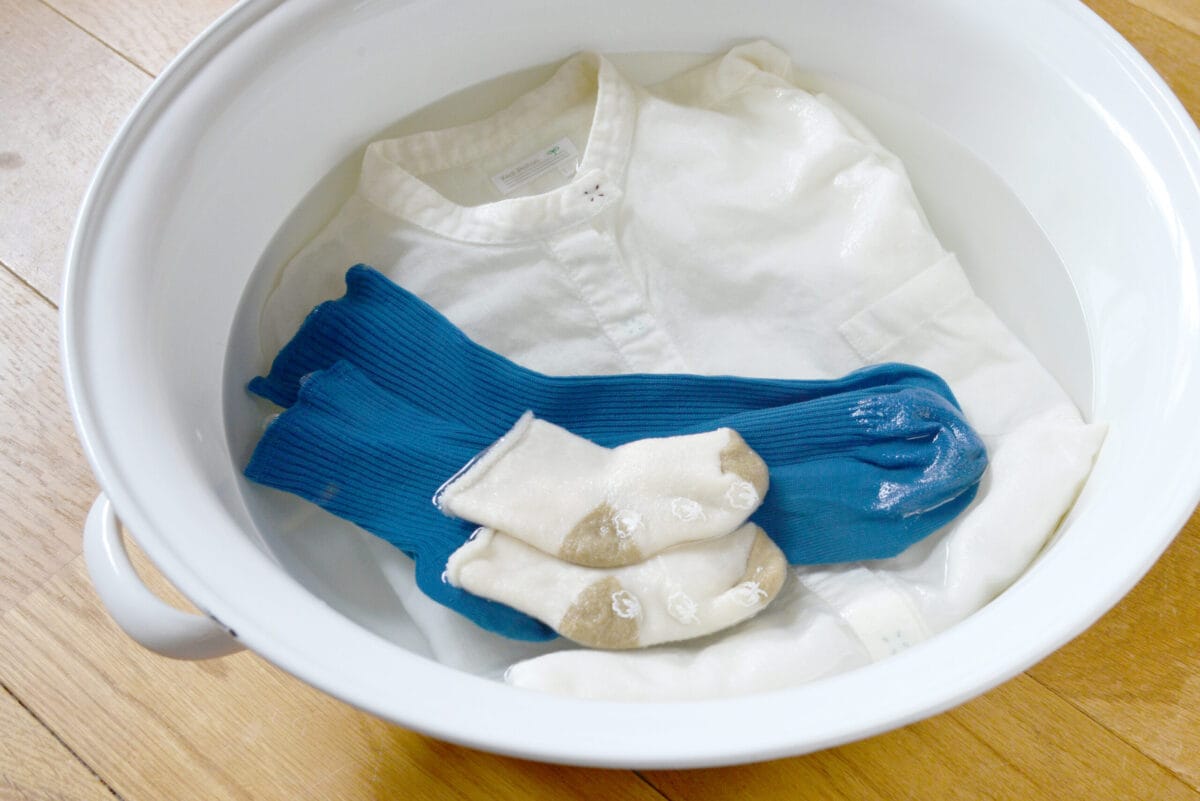 界面活性剤入りの洗剤で衣類を洗っている様子