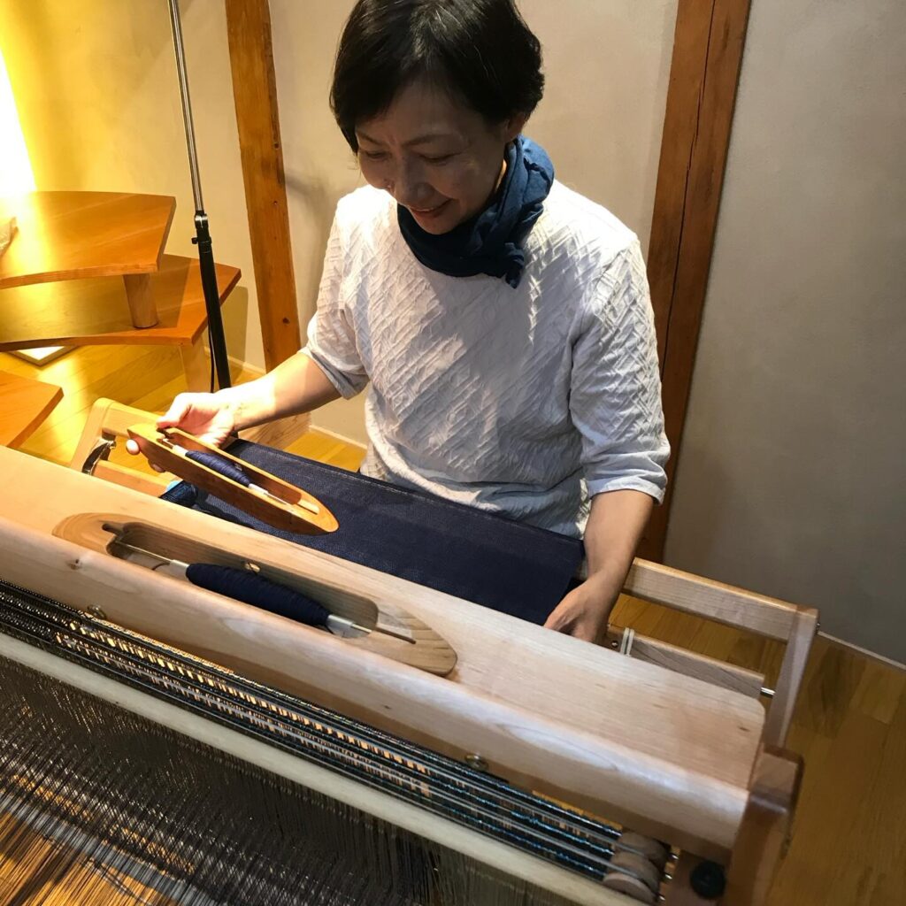 工房TeteオーナーMさんが織機で作業をしている様子