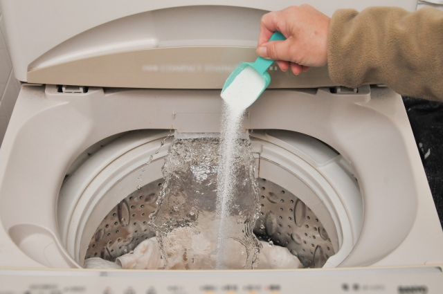 洗濯槽に重曹を投入している様子