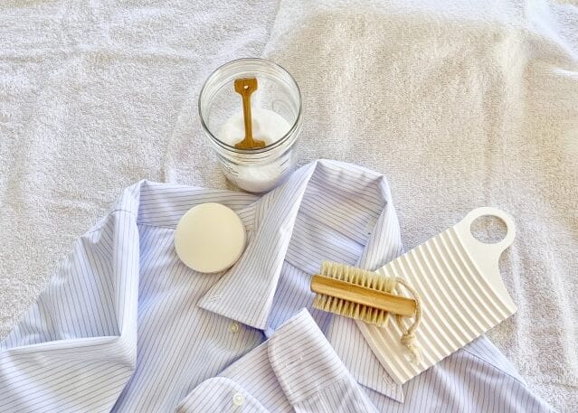 コップに入れられた粉末の洗浄剤が重ねて置かれている様子